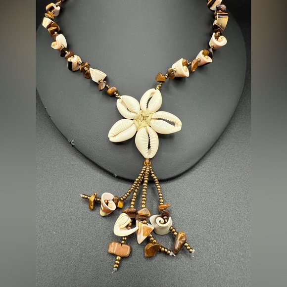 Vintage Shell and Bead Necklace in Brown and Cream - Picture 9 of 17